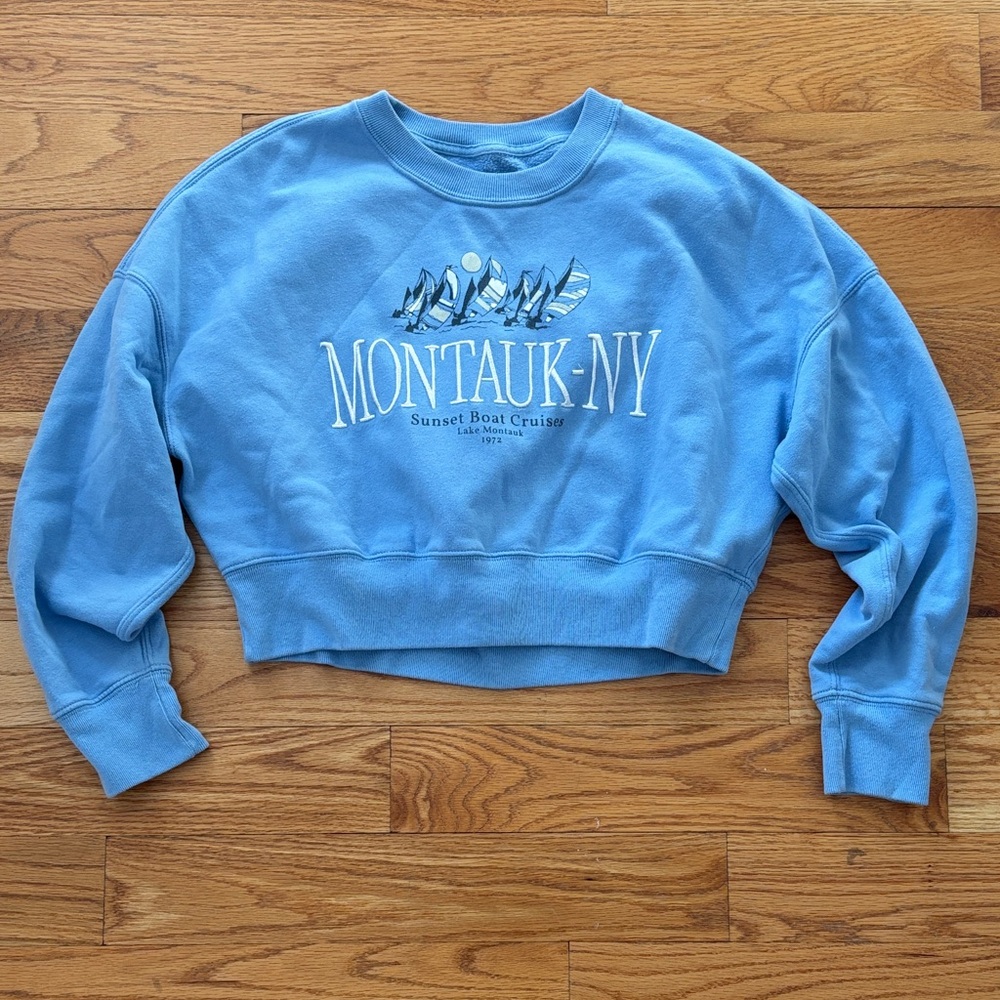 Abercrombie & Fitch Blue Montauk-NY cropped crewneck sweatshir